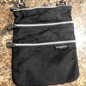 Cross body Baggallini black purse